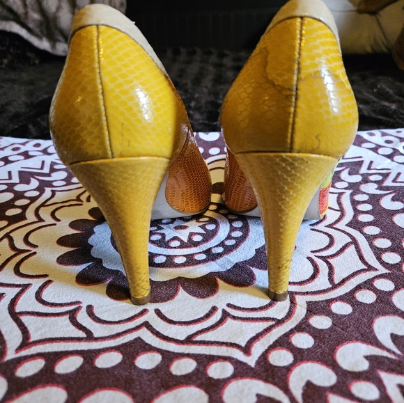 BCBGgirls VINTAGE 2003 size 5.5 heels - Picture 5 of 10
